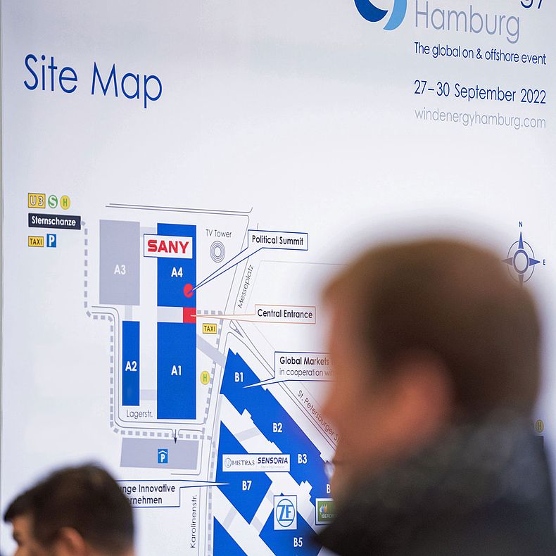 WindEnergy Hamburg - Besucher vor Geländeplan