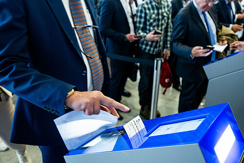 WindEnergy Hamburg 2024 / Ticketing WindEnergy Hamburg 2024 / Visitors scanning tickets at Central Foyer