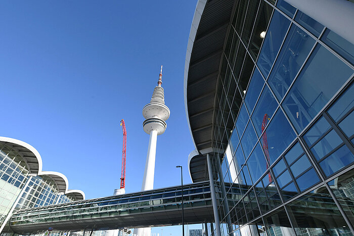 Skywalk der Hamburg Messe , im Hintergrund der Fernsehturm