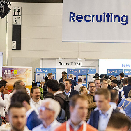 Blick über die Menschenmenge auf die Recruiting Area. Auf einem großen Schild, das von der Decke hängt, steht Recruiting Forum.