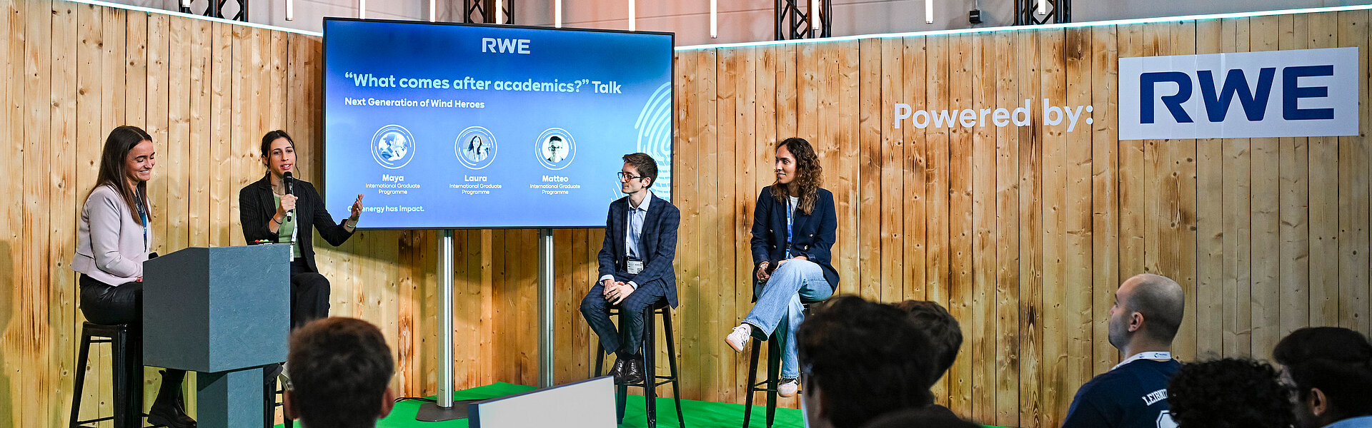 Vortrag auf der Bühne des Recruiting Forums. Vier Speaker sprechen über das Thema "What comes after academics?"