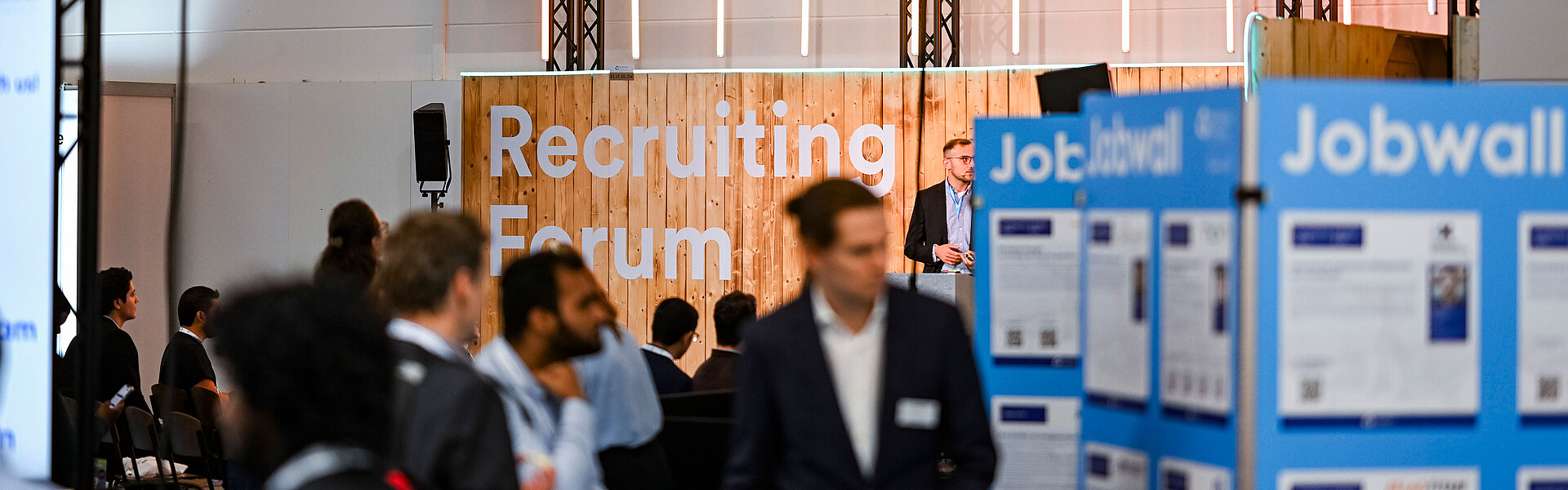 Vortrag auf der Bühne des Recruiting Forums. Vier Speaker sprechen über das Thema "What comes after academics?"