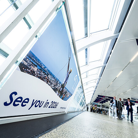 Skywalk der Hamburg Messe mit dem Logo der WindEnergy Hamburg und dem Schriftzug See you in 2026