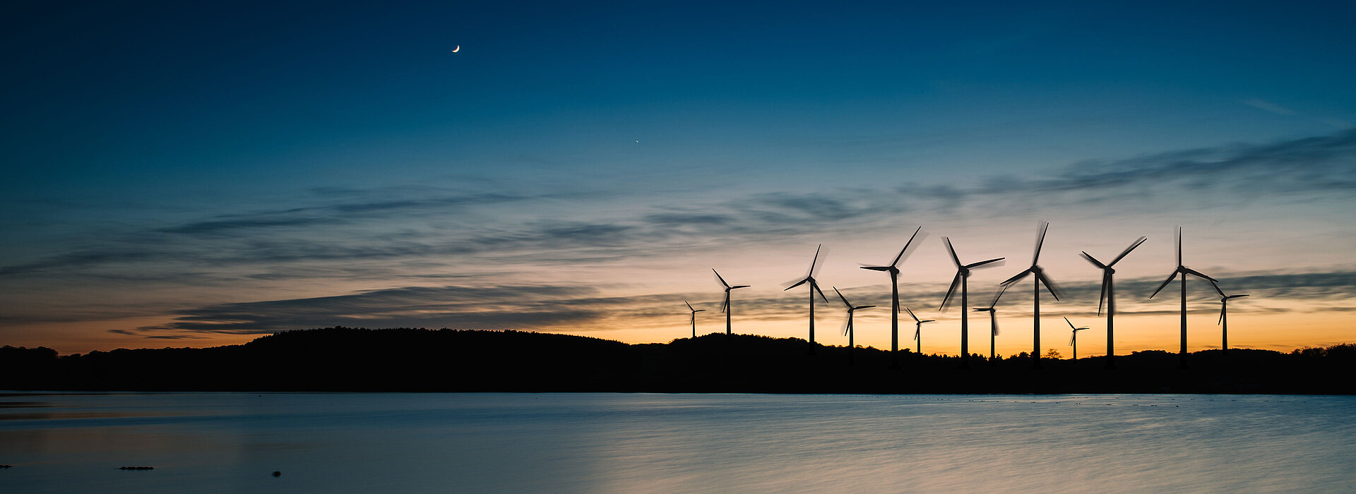 Windräder vor Abendhimmel