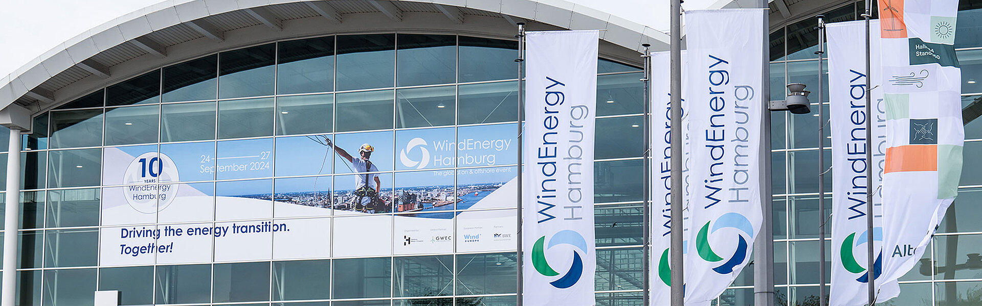 Hamburg Messe mit Flaggen der WindEnergy Hamburg
