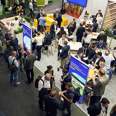 Blick von der Rolltreppe der Halle A2 auf die Messestände