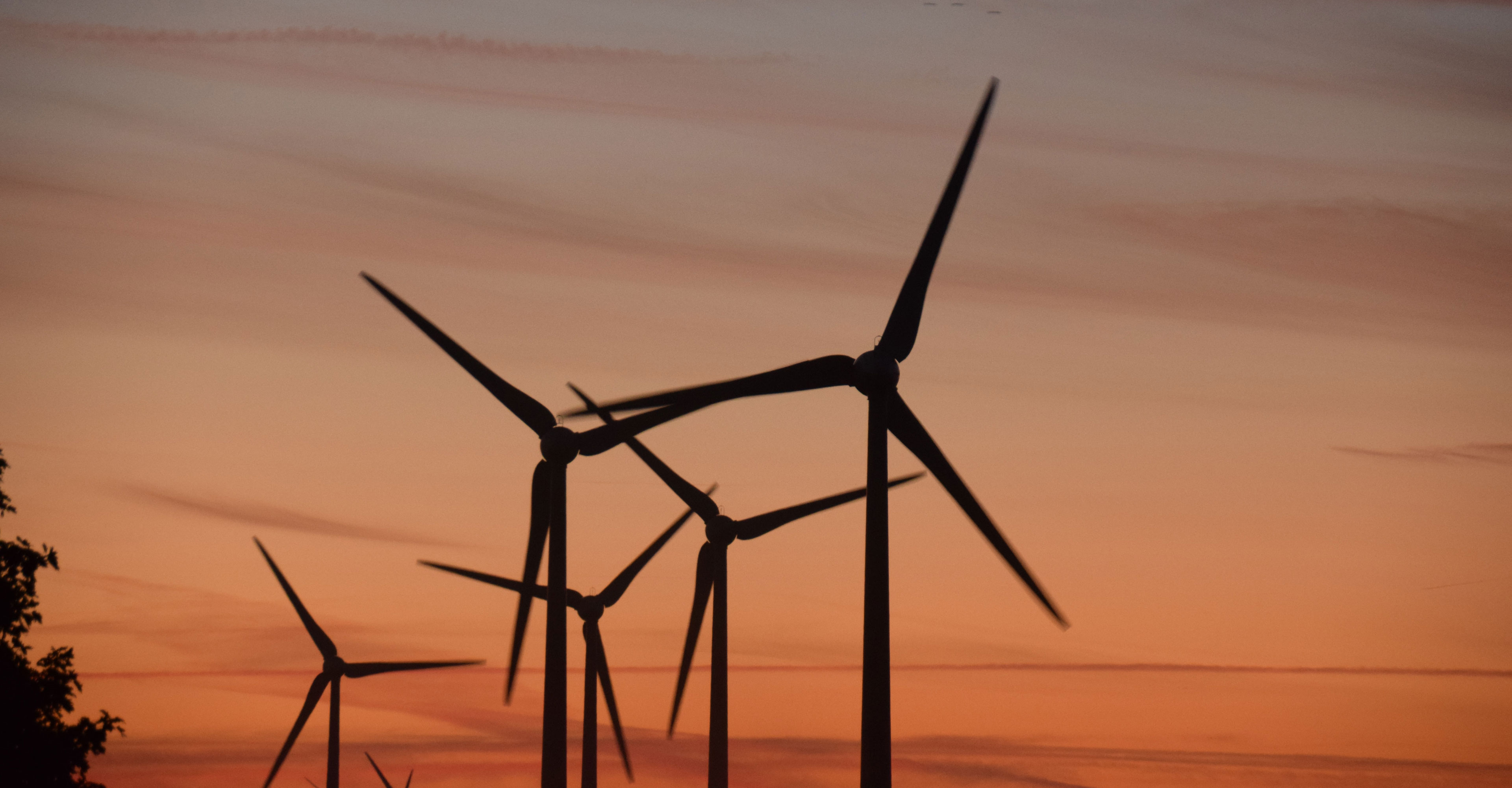 Windräder unter Abendhimmel Windräder unter Abendhimmel